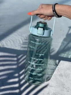 Merkloos 2 Liter Waterfles Groen Transparant - Gratis Armband - Grote Waterfles - Motivatie Fles - Bidon - Twee Liter Waterfles - Sportfles - Waterkan - Gallon - 2 Liter Bottle - Drinkfles - Schenkfles - Groen Transparant - Zwart Armbandje 14 Merkloos 2 Liter Waterfles Groen Transparant - Gratis Armband - Grote Waterfles - Motivatie Fles - Bidon - Twee Liter Waterfles - Sportfles - Waterkan - Gallon - 2 Liter Bottle - Drinkfles - Schenkfles - Groen Transparant - Zwart Armbandje -Waterfles Voor Buiten 899x1200 13
