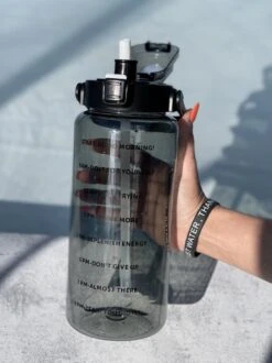 Merkloos Waterfles 2 Liter Zwart Transparant - Gratis Armband - Waterfles Met Rietje - Grote Waterfles - Sportbidon - Twee Liter Waterfles - Sportfles - Sportfles Fitness - Bottle 2 Liter- Drinkfles - Schenkfles - Zwart Transparant - Armbandje - Waterflessen -Waterfles Voor Buiten 899x1200 8