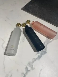 Merkloos 2Refill Luxe Drinkfles Met Tijdmarkeringen - Motiverende Waterfles - Volwassenen - Wit/Goud - 1 Liter/1000 ML - BPA Vrij - Motivatiefles - Motivatie - Sportfles - Fitness - Cadeau -Waterfles Voor Buiten 900x1200 26