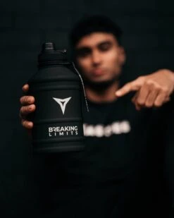 Breaking Limits Stalen Waterfles 2 Liter – Drinkfles – Gemaakt Van Roestvrij Staal – Grote Waterfles – Waterjug – Bidon 2 Liter – 2.2 Liter - Zwart 17 Breaking Limits Stalen Waterfles 2 Liter – Drinkfles – Gemaakt Van Roestvrij Staal – Grote Waterfles – Waterjug – Bidon 2 Liter – 2.2 Liter - Zwart -Waterfles Voor Buiten 960x1200 2