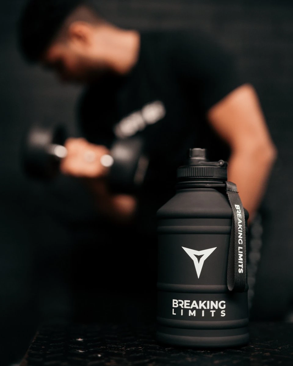 Breaking Limits Stalen Waterfles 2 Liter – Drinkfles – Gemaakt Van Roestvrij Staal – Grote Waterfles – Waterjug – Bidon 2 Liter – 2.2 Liter - Zwart 8 Breaking Limits Stalen Waterfles 2 Liter – Drinkfles – Gemaakt Van Roestvrij Staal – Grote Waterfles – Waterjug – Bidon 2 Liter – 2.2 Liter - Zwart - Afbeelding 6