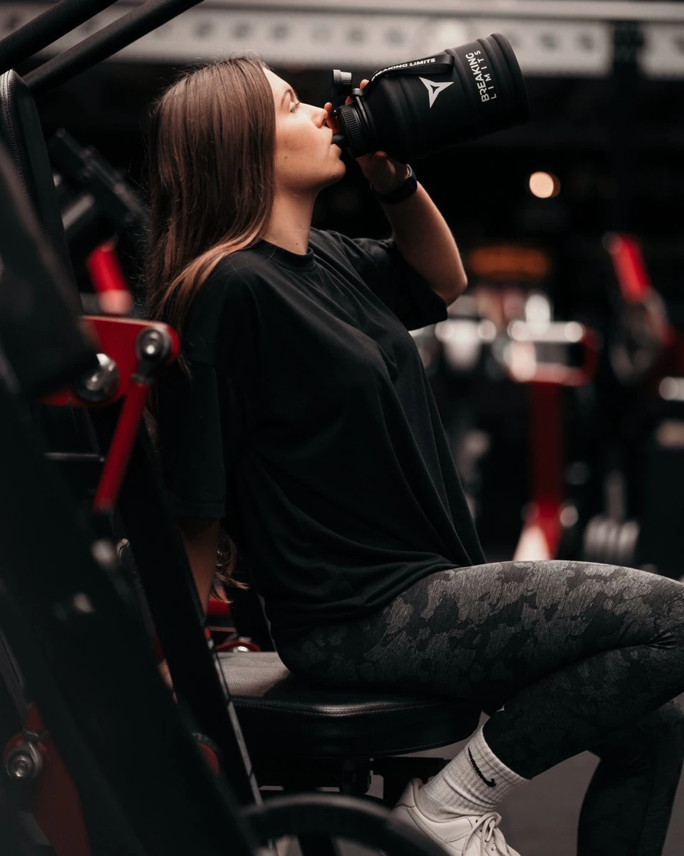 Breaking Limits Stalen Waterfles 2 Liter – Drinkfles – Gemaakt Van Roestvrij Staal – Grote Waterfles – Waterjug – Bidon 2 Liter – 2.2 Liter - Zwart 10 Breaking Limits Stalen Waterfles 2 Liter – Drinkfles – Gemaakt Van Roestvrij Staal – Grote Waterfles – Waterjug – Bidon 2 Liter – 2.2 Liter - Zwart - Afbeelding 8