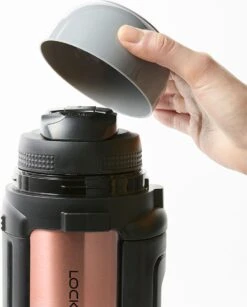 Lock&Lock Thermoskan - Isoleerkan - Thee En Koffie - Lekvrij - 1,5 Liter - RVS - Inklapbaar Handvat - Koper Roze -Waterfles Voor Buiten 967x1200